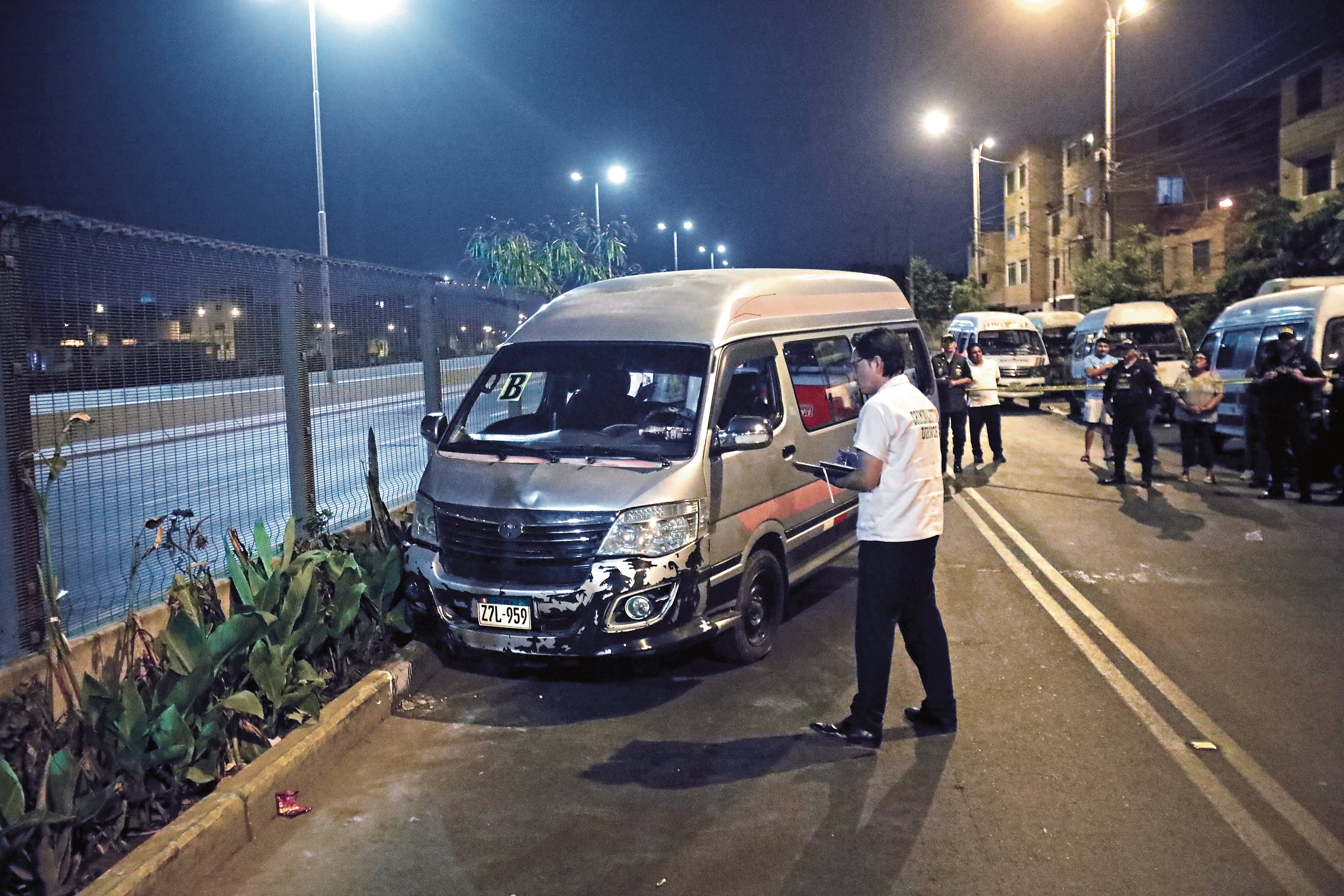Asesinan a chofer de combi frente a su esposa e hijos en el Cercado de Lima.
Sicarios interceptaron la unidad en la avenida Morales Duárez y dejaron un mensaje extorsivo dirigido a transportistas de la zona. Foto Diario OJO/GEC