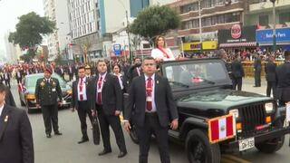 Con pifias recibieron a Dina en desfile patrio