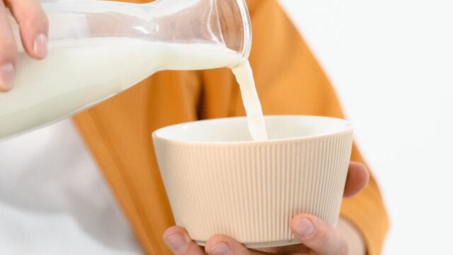 Cómo evitar que la leche se queme o pegue a la olla al calentarla
