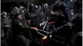 Policía reprime a discapacitados con gases y agua en La Paz 