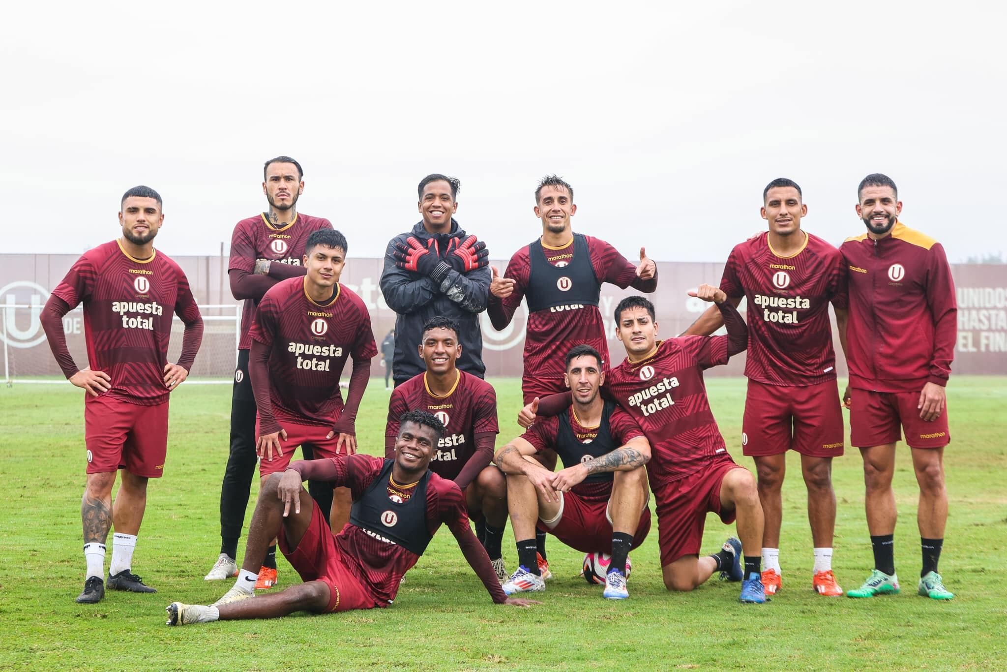 Universitario de Deportes, equipo que dirige Fabián Bustos, en un alto de su entrenamiento en Campo Mar "U".