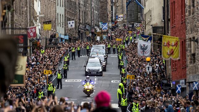 El cortejo fúnebre de la reina Isabel II llega a Edimburgo