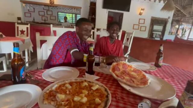 Hombres de tribu nómada arrasan por divertida reacción tras comer pizza por primera vez