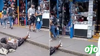 Hombre se hace viral por su curiosa forma de ver películas en la calle y desata risas en TikTok | FOTO