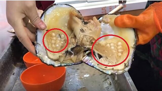 Comerciantes chinos enseñan a turista cómo hacer una pulsera de perlas (VIDEO) 