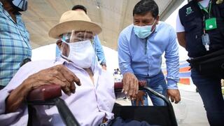Abuelito de 104 y su hijo de 84 años fueron inmunizados juntos contra el COVID-19