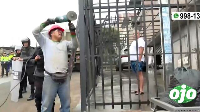 Municipalidad de San Juan de Miraflores retira cochera de metal instalada en vereda (VIDEO)