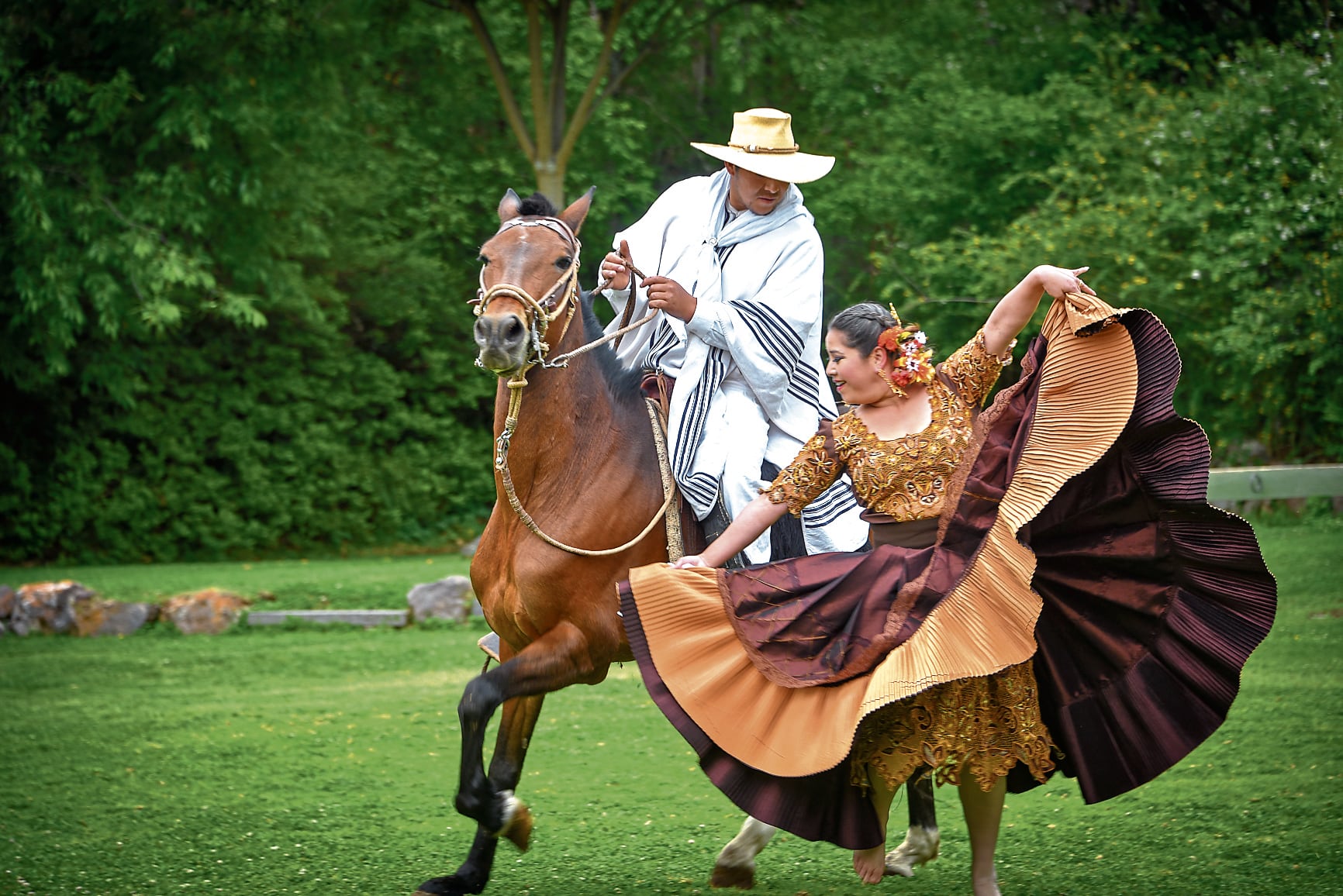 La marinera es un baile que tiene sus variantes regionales en el Perú.