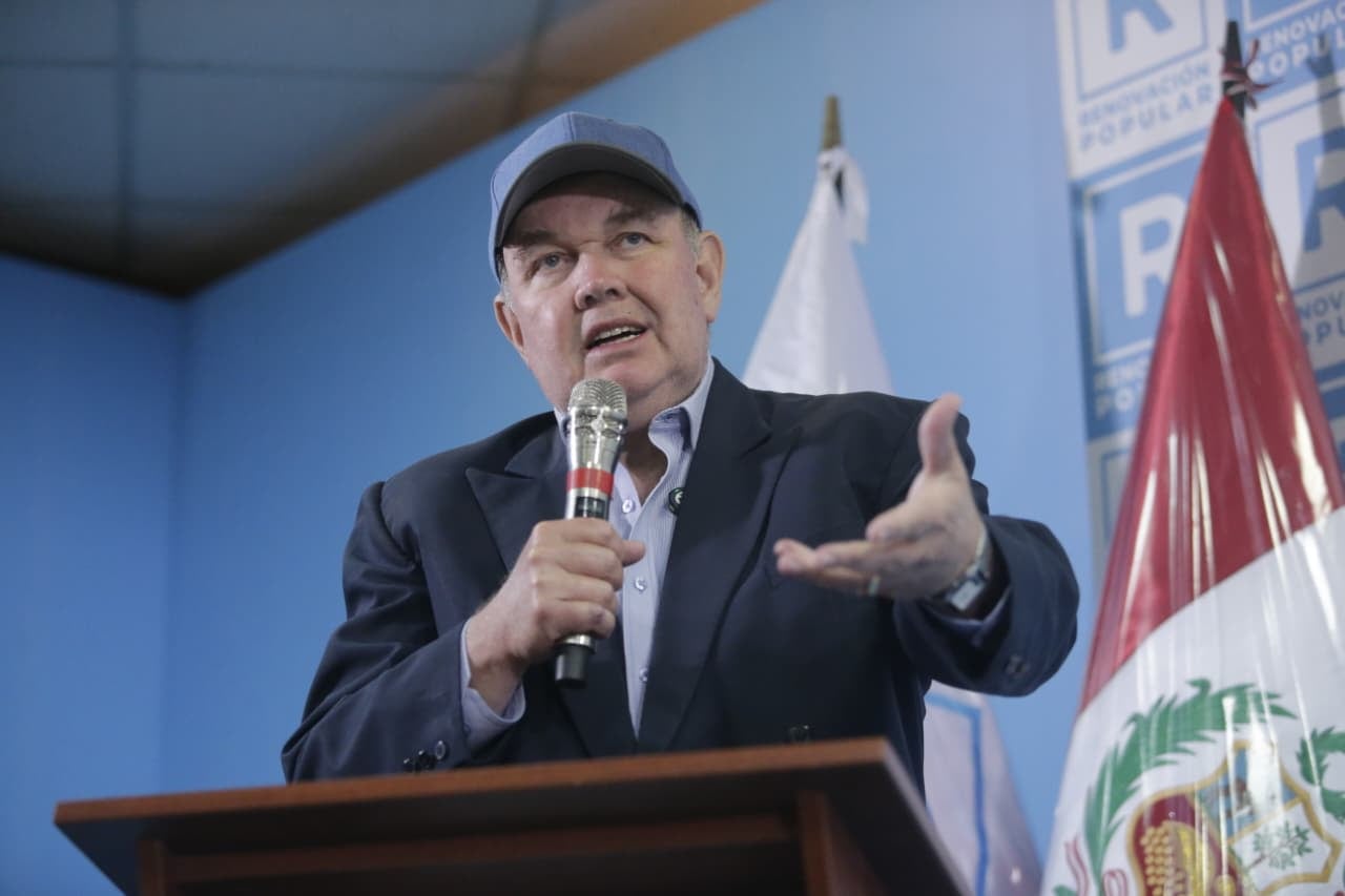 Al votar en San Isidro, Rafael López Aliaga exclamó: “¡Dios, en tus manos dejo todo! Que sean los planes de Dios”; luego, esta noche, reclamó se declarado alcalde porque, de no hacerlo, dijo que el JNE cometería “delito de prevaricato”. Foto: César Bueno@photo.gec