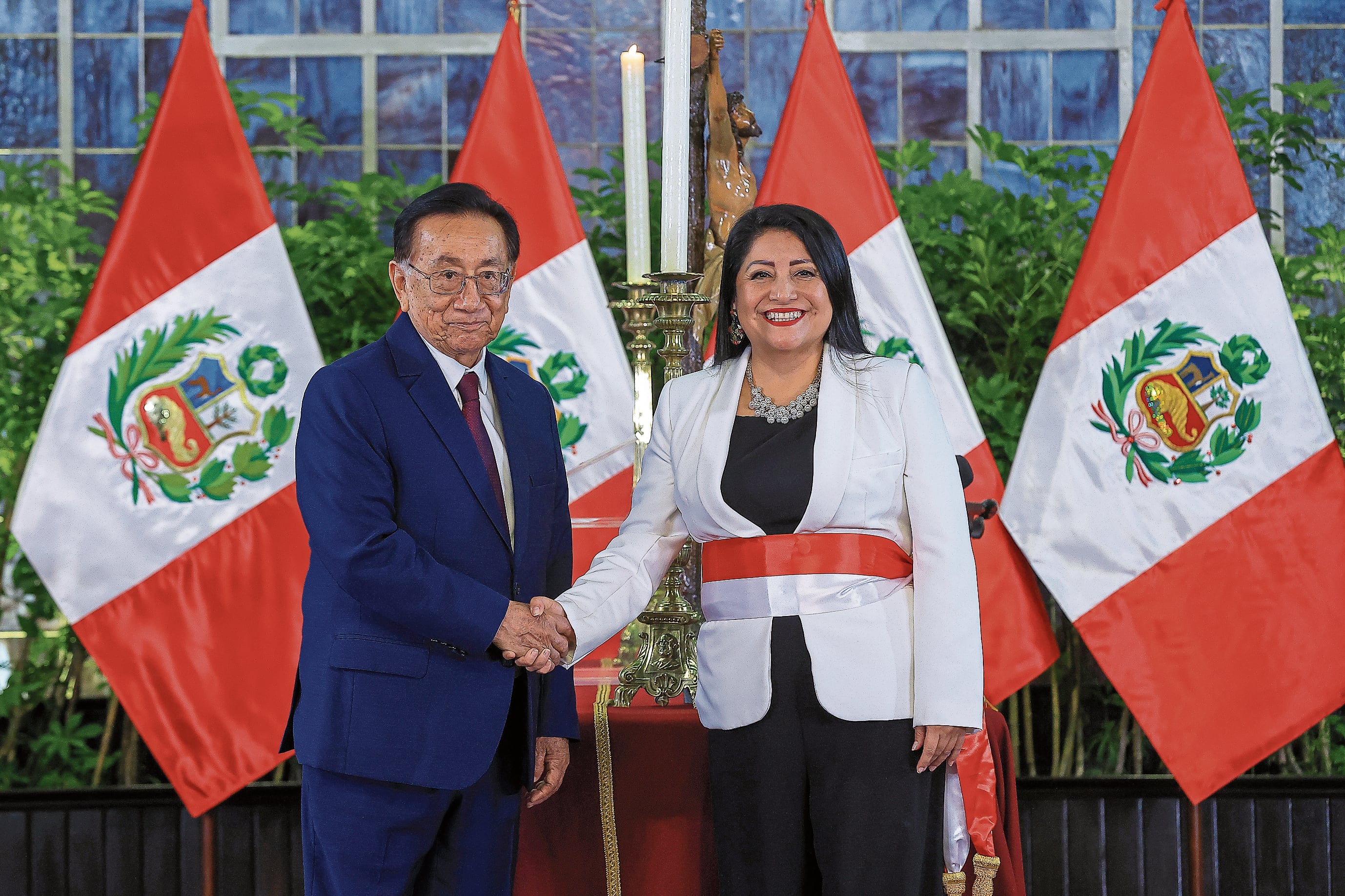 Denisse Miralles juró ayer como premier y luego lo hicieron los 18 ministros de su gabinete, donde solo cuatro mujeres acompañan a la premier.