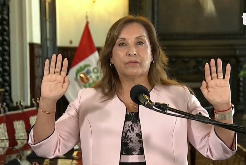 Dina Boluarte acostumbra mostrar sus manos en señal de transparencia e inocencia. (Foto: captura de pantalla)
