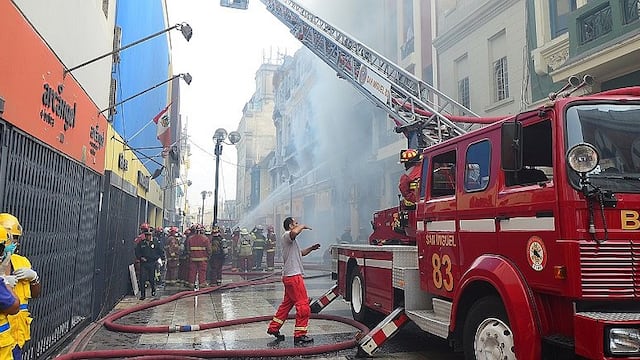 Cercado de Lima: Incendio arrasó tiendas del jirón de la Unión y generó pérdidas en 100 mil dólares