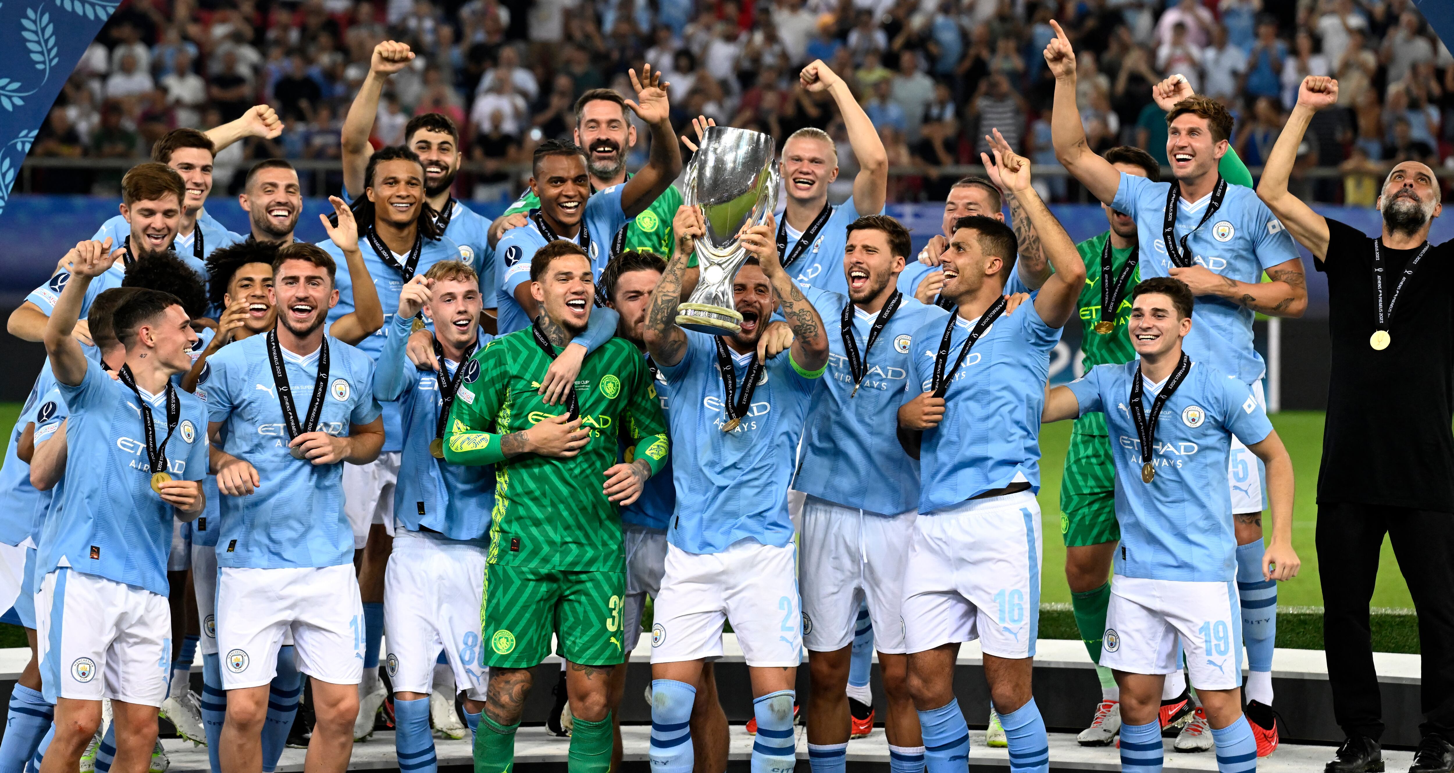 Los jugadores del Manchester City celebran en el Estadio Georgios Karaiskakis. (Foto: Aris MESSINIS / AFP)