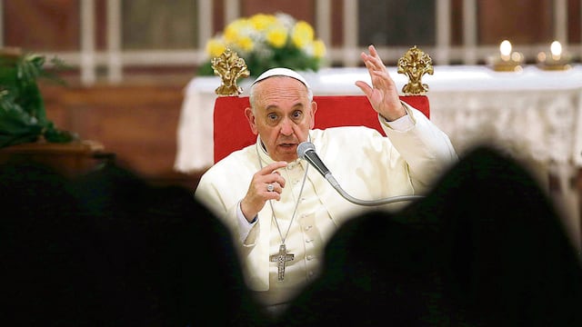 Cardenales cuadran al papa por bendición a homosexuales y ordenar a mujeres sacerdotes