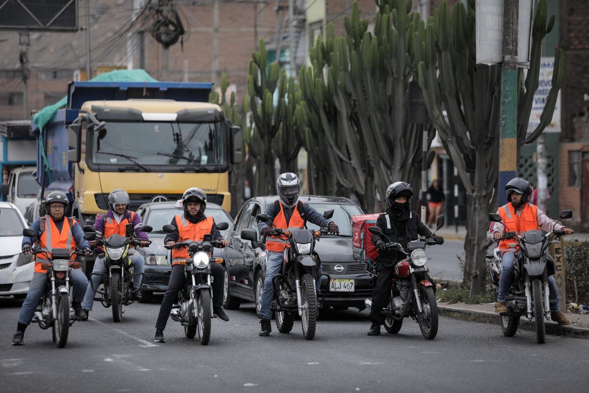 Una gran parte de los motociclistas cumplieron con las disposiciones sobre el uso de chalecos con el número de placa. (Foto: Joel Alonzo / @photo.gec)