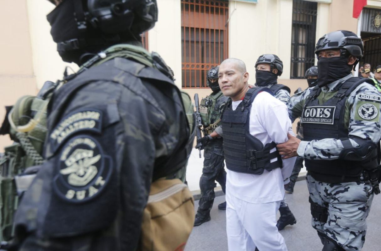 Erick Moreno Hernández, alias “El Monstruo”, fue trasladado desde la sede de la Dircote hacia la Base Naval del Callao, bajo un fuerte resguardo de personal policial y agentes del INPE. (Foto: Joseph Ángeles / @photo.gec)