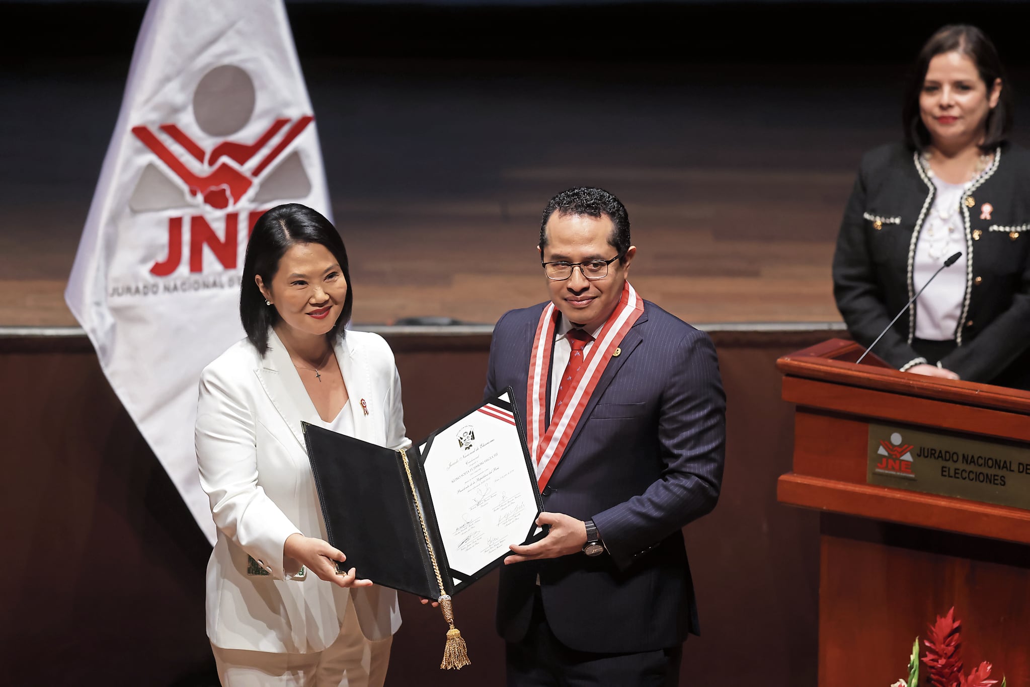 Keiko Fujimori postuló cuatro veces a la Presidencia y a los 51 años toma el poder tras afirmar en campaña que va a gobernar como su padre.