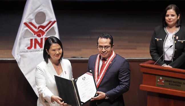 Keiko Fujimori postuló cuatro veces a la Presidencia y a los 51 años toma el poder tras afirmar en campaña que va a gobernar como su padre.