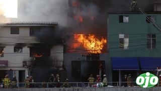 Incendio en el Cercado de Lima: cuatro bomberos fueron hospitalizados por caídas e inhalación de gases tóxicos