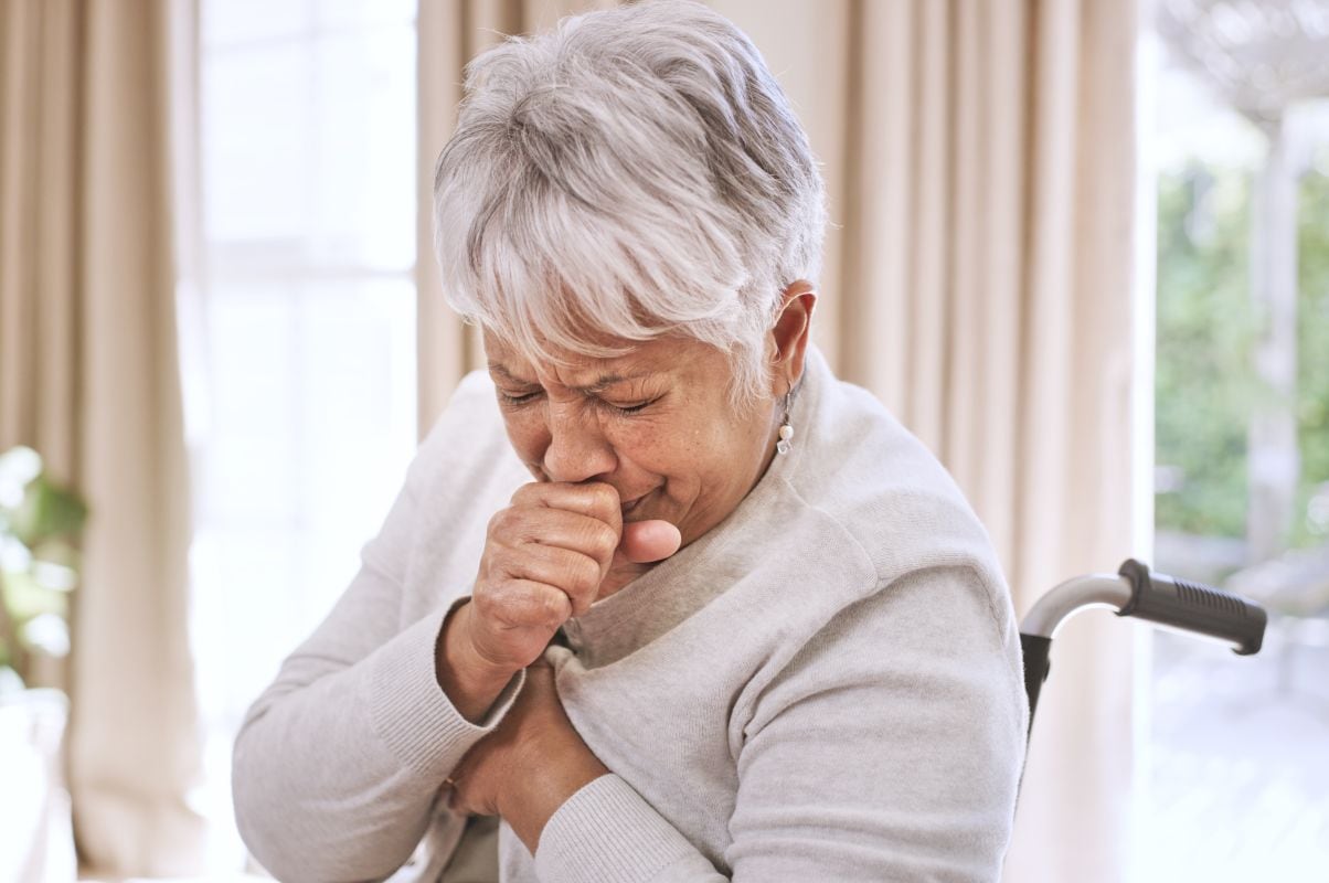 El invierno no tiene por qué ser una época de mayor riesgo si se adoptan medidas preventivas desde casa y se mantienen los controles médicos al día. (Foto: AlexanderFord / iStock)