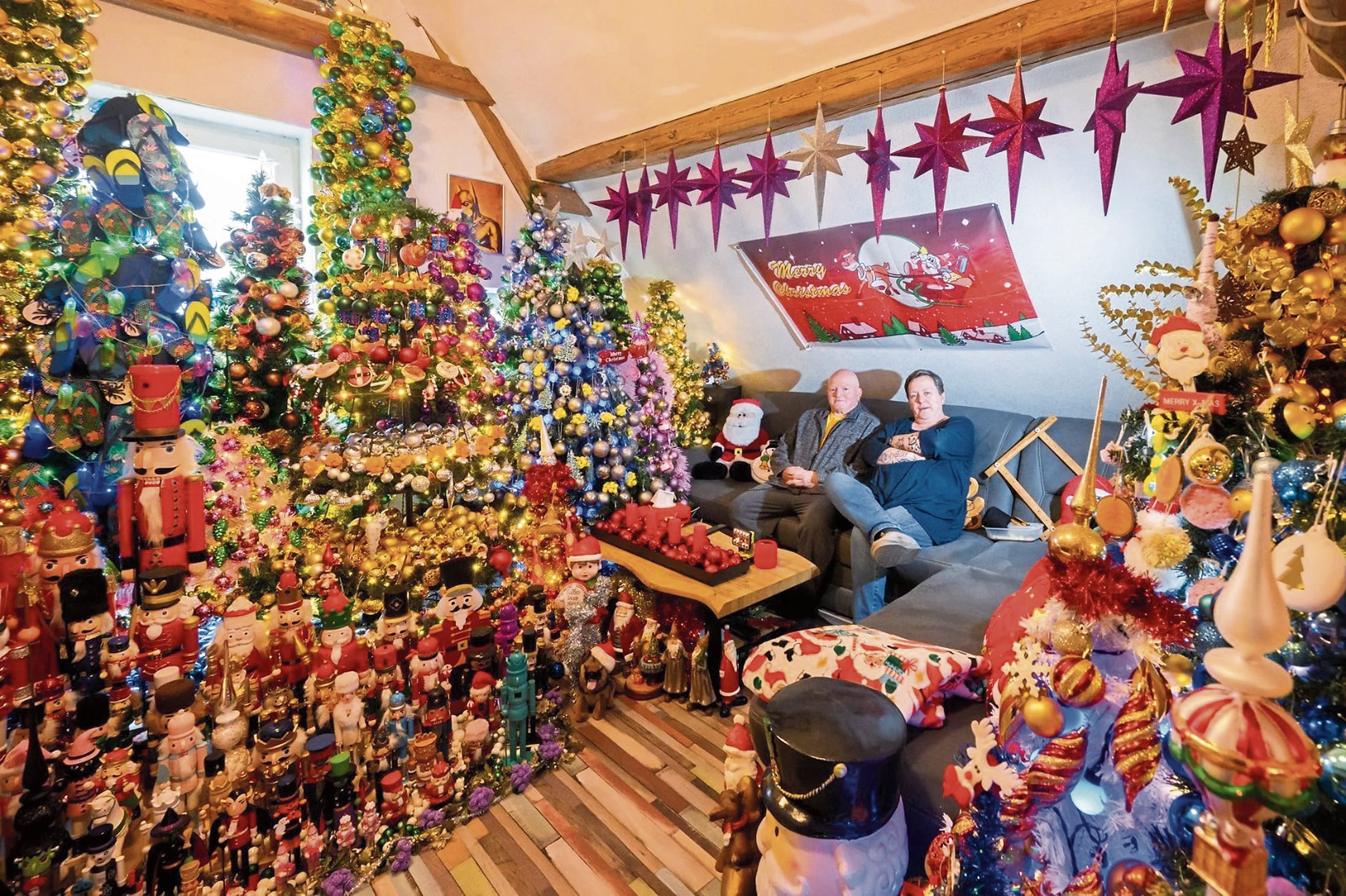 Familia alemana ama a la Navidad y lo expresa con 621 árboles navideños en su casa.