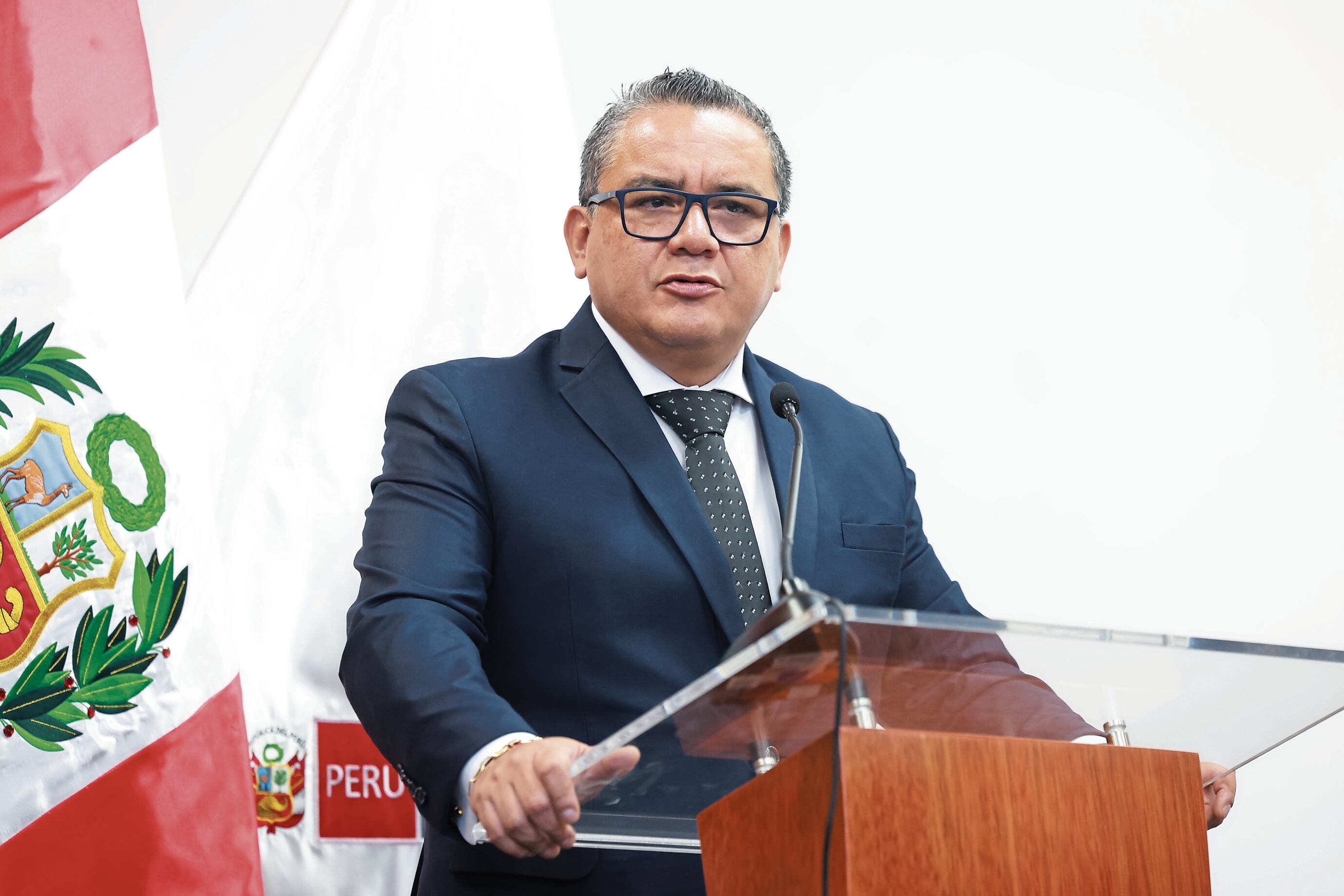 Juan Santiváñez está seguro de su poder al lado de Dina Boluarte y de una mayoría congresal que apoya al régimen.