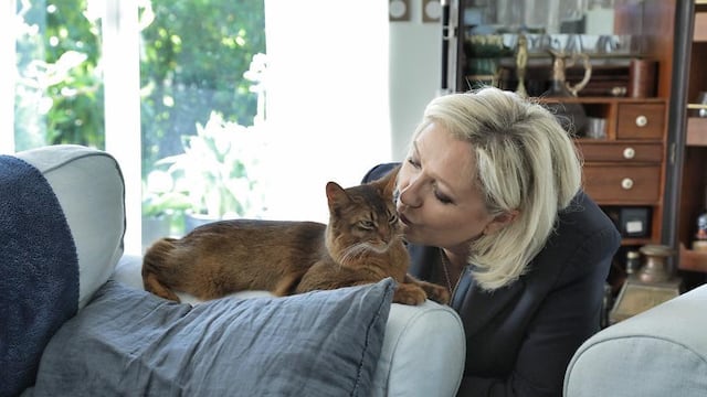 Candidata presidencial ultraderechista en Francia, Marine Le Pen, busca votos entre amantes de gatos