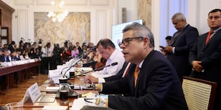 El premier Luis Galarreta expone ante la Comisión de Constitución de la Cámara de Diputados los alcances del pedido de facultades legislativas. Foto: Congreso.