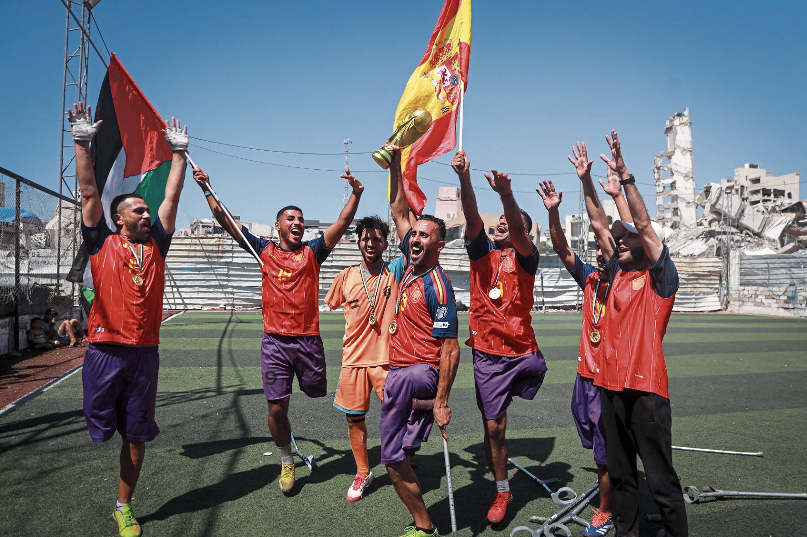 Palestinos celebran con uniforme de España, país cuyo gobierno defiende el derecho a vivir de la población civil de la Franja de Gaza que sufre los ataques de Israel.