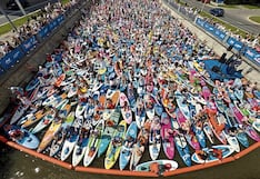 Cientos se disfrazan y se meten a río sobre tablas para competir por premios