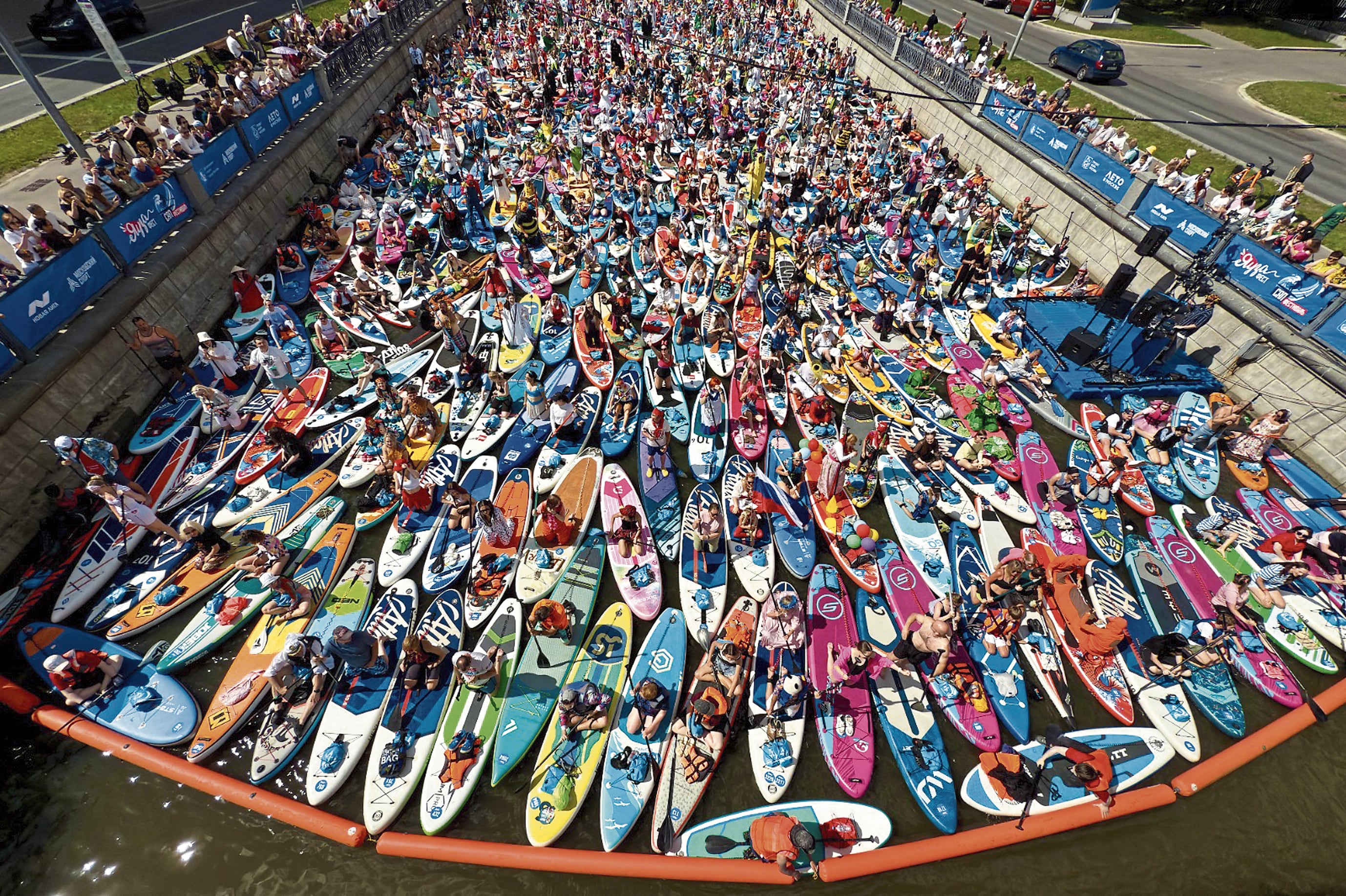 El concurso, de fanáticos del paddleboarding, se celebra en Moscú, la capital de Rusia.