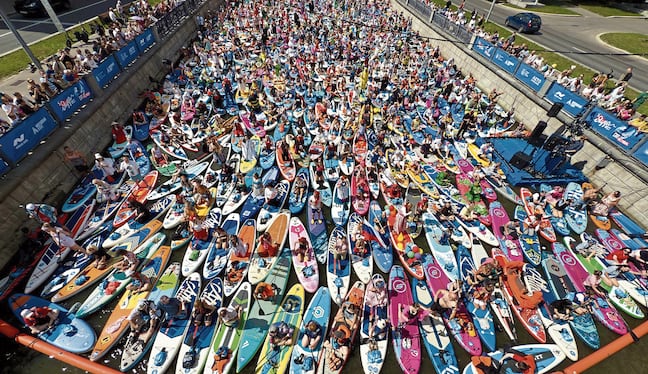 El concurso, de fanáticos del paddleboarding, se celebra en Moscú, la capital de Rusia.