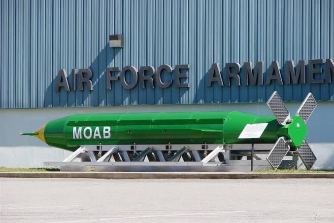 La GBU-43/B MOAB, la mayor bomba no nuclear del arsenal estadounidense, está lista para lanzarse sobre Irán.