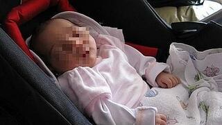 Bebé casi muere por estar mucho tiempo sentada dentro de auto (FOTOS)