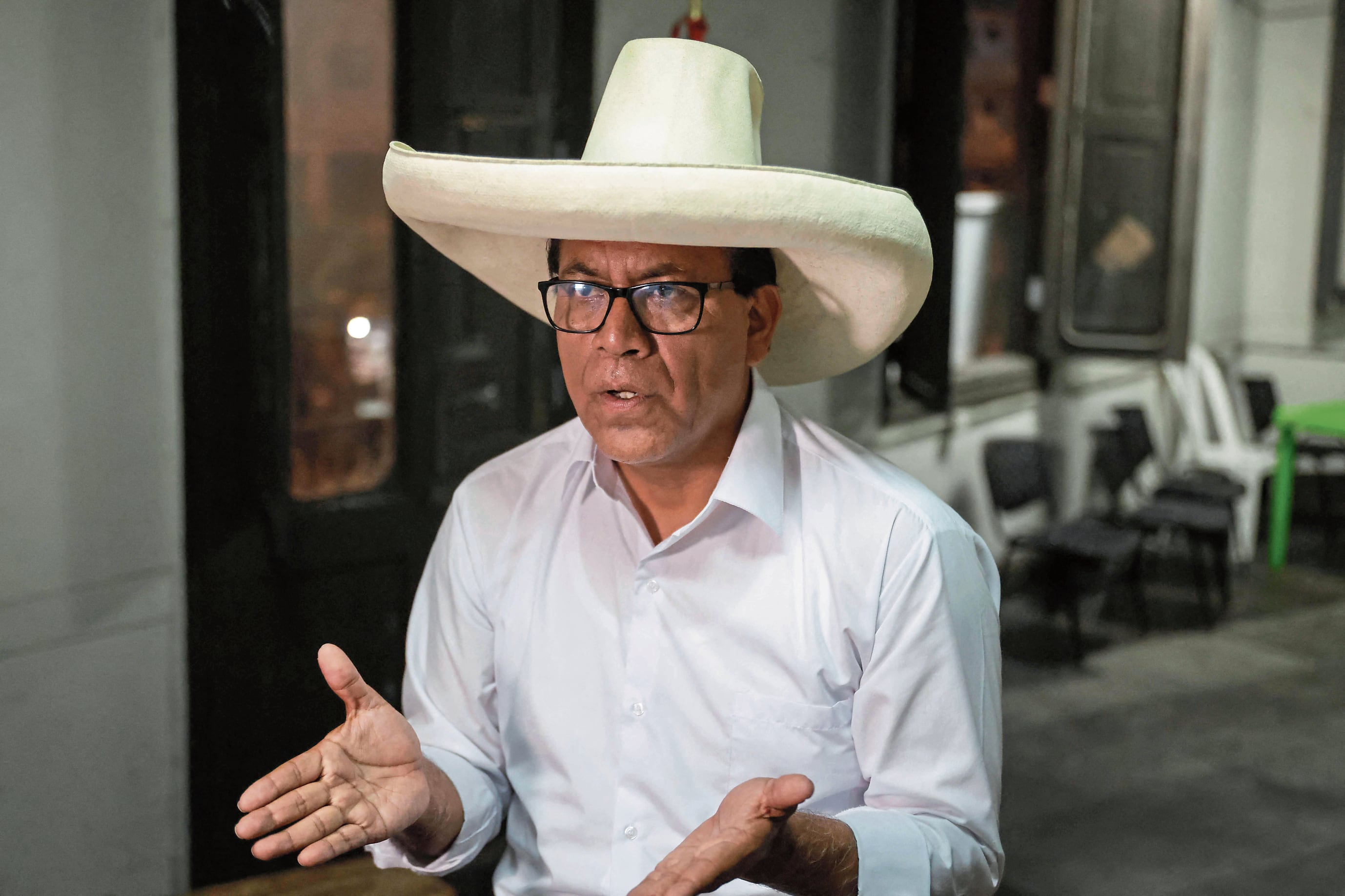 Roberto Sánchez saca ventaja sobre Rafael López Aliaga en busca de enfrentarse a Keiko. (Photo by Connie FRANCE / AFP)