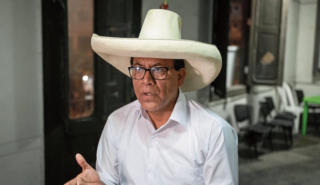 Roberto Sánchez saca ventaja sobre Rafael López Aliaga en busca de enfrentarse a Keiko. (Photo by Connie FRANCE / AFP)