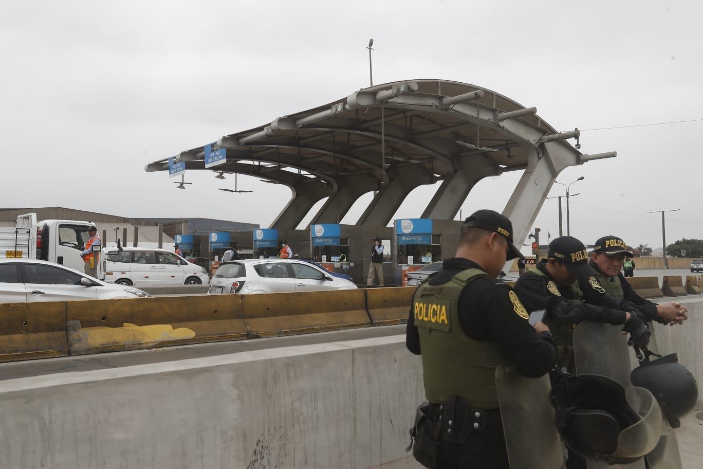 Un equipo de América Noticias registró que el personal de Rutas de Lima seguía cobrando peajes en la garita del kilómetro 23 de la Panamericana Norte, en el distrito de Puente Piedra. Fotos: Cesar Campos/@photo.gec