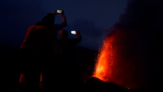 Mira las imágenes del avance de la lava por las calles de La Palma tras la erupción del volcán Cumbre Vieja