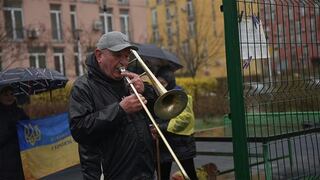 Músico ucraniano de 80 años promete tocar himno nacional cada mañana hasta vencer a Rusia | VIDEO