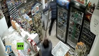 Vendedora agarra a "escobazos" a ladrón y logra que huya durante asalto (VIDEO)