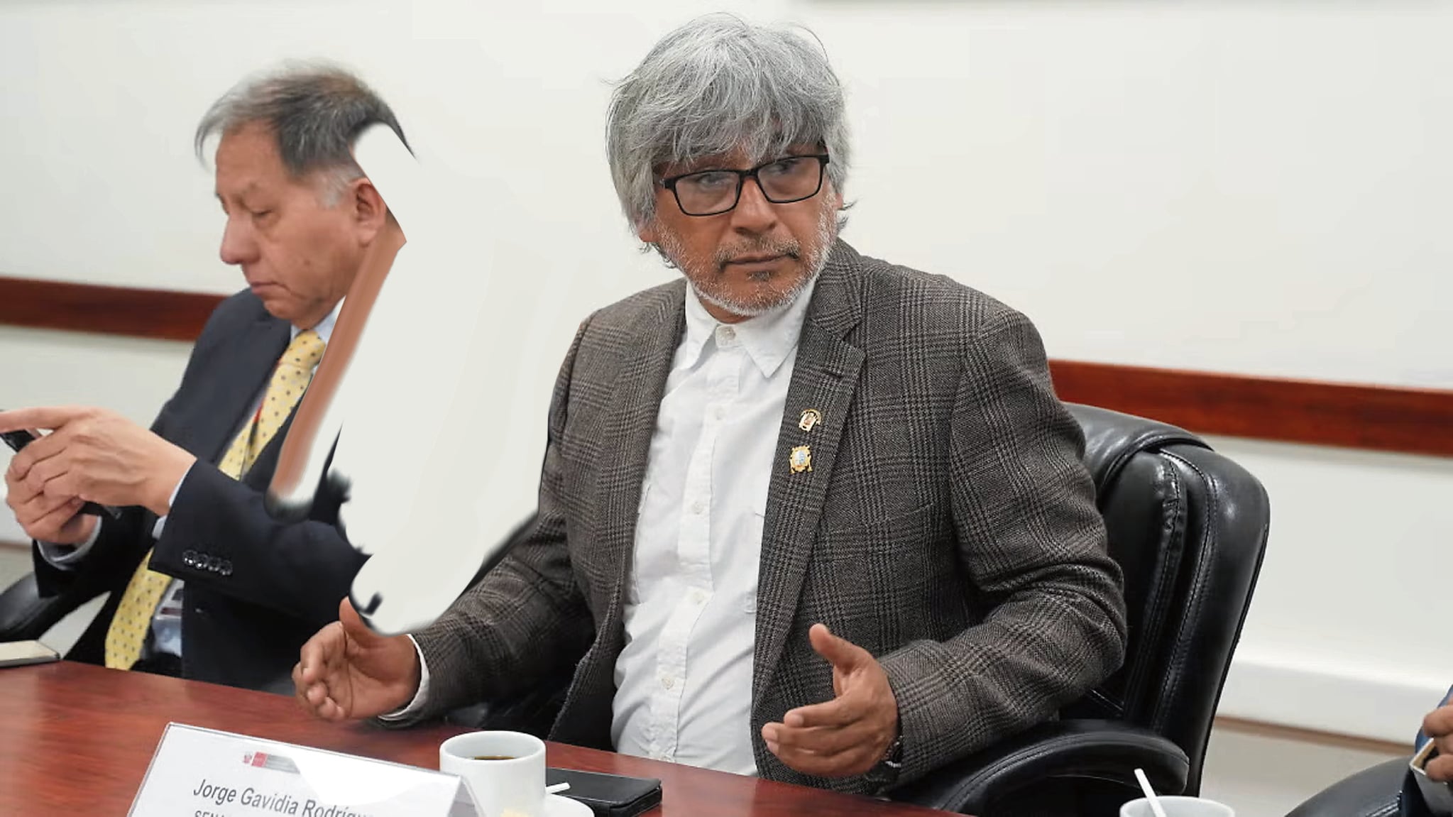 El senador Jorge Gavidia se ubica fuera de la oposición y cerca del Gobierno fujimorista. Todo apunta a que seguirá con su apoyo a Keiko Fujimori, pero sin entrar a Fuerza Popular para “guardar las formas”.