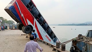 Bus repleto de pasajeros se hundió en río, en Bangladesh