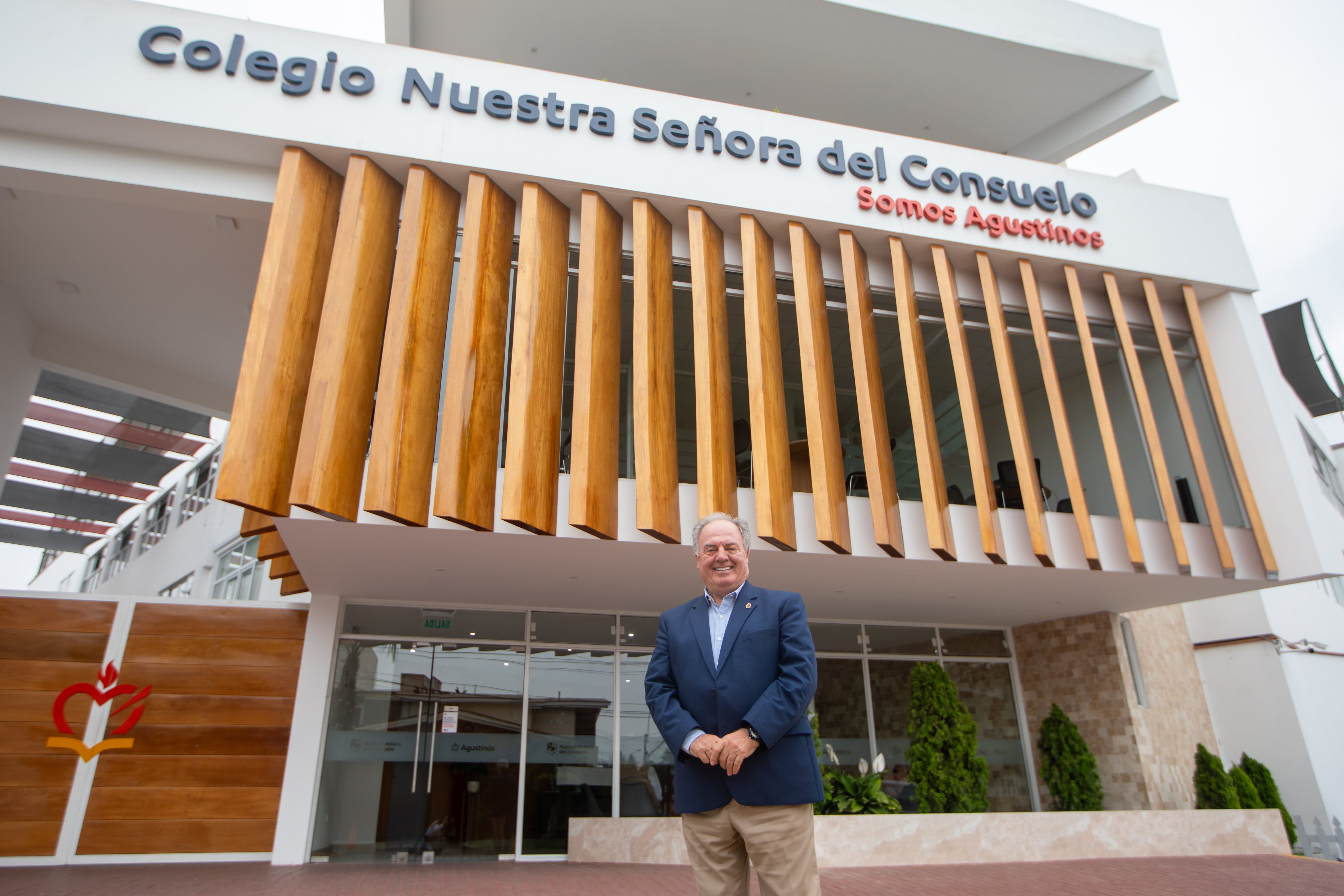 El padre Pablo es rector en el colegio Nuestra Señora del Consuelo, donde impulsa el talento de los estudiantes a través de un noticiero escolar. Foto: Corina Deza.
