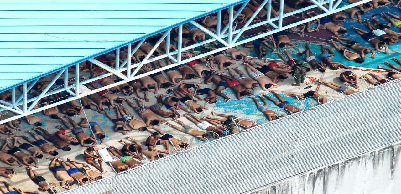 El control de algunas cárceles es de las organizaciones criminales como Los Choneros, a la que pertenece alias "Fito", quien tiene la mira a Perú. EFE