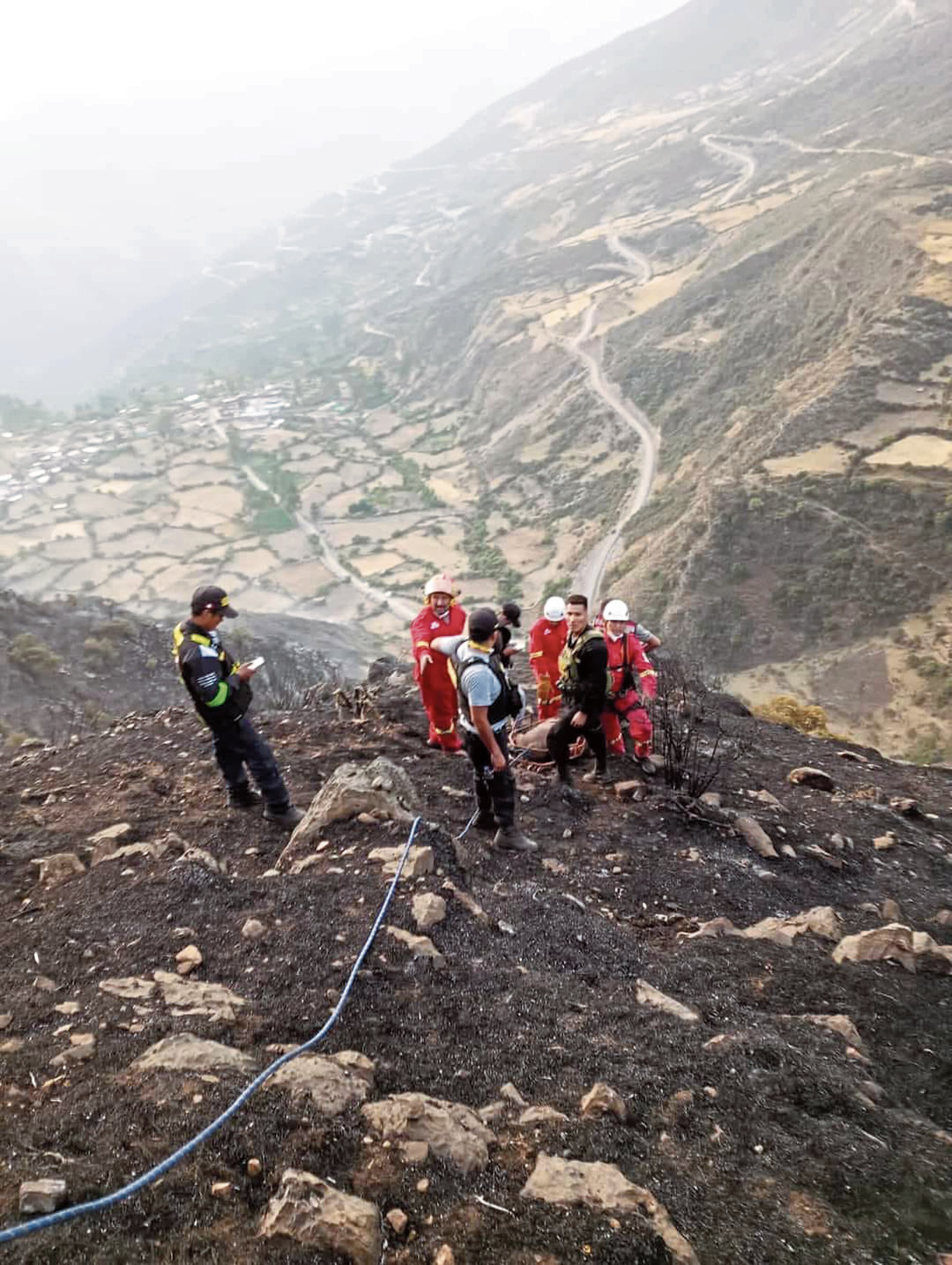 Autoridades investigan causas de voraz incendio.