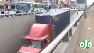 Camión colisiona contra puente en bypass de San Juan de Miraflores al intentar atravesarlo