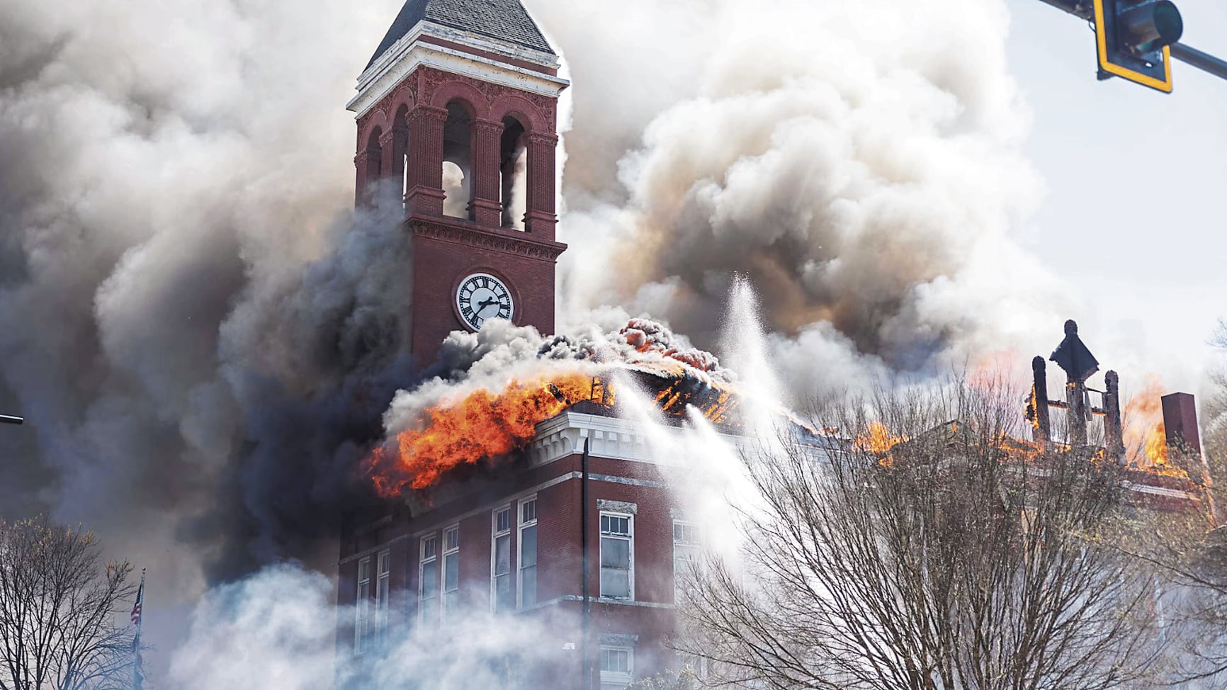 Fuego arrasó con Palacio de Justicia donde condenaron a muchos a muerte y en cuyo patio se ahorcó a decenas de reos, algunos que se declaraban inocentes.