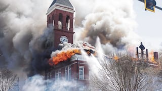 Fuego arrasa con histórico “Palacio Judicial de la muerte” en Estados Unidos