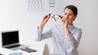 ¿Listo para dejar los lentes? Descubre si eres candidato para una cirugía