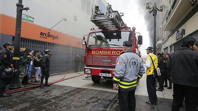 Cercado de Lima: Incendio en edificio de Jirón de la Unión causa pánico 